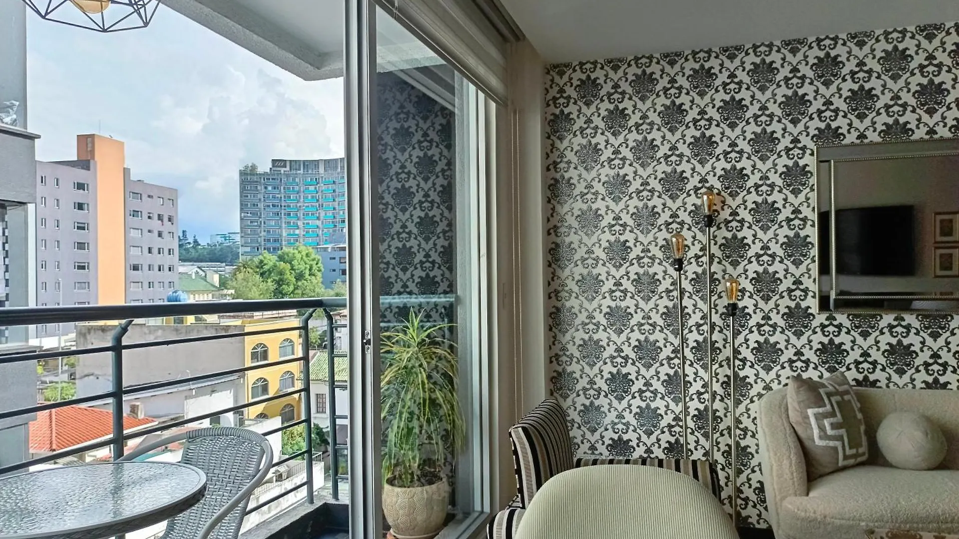 Like A Home With Balcony - 7Th Floor - Parking - Gym Quito Apartment