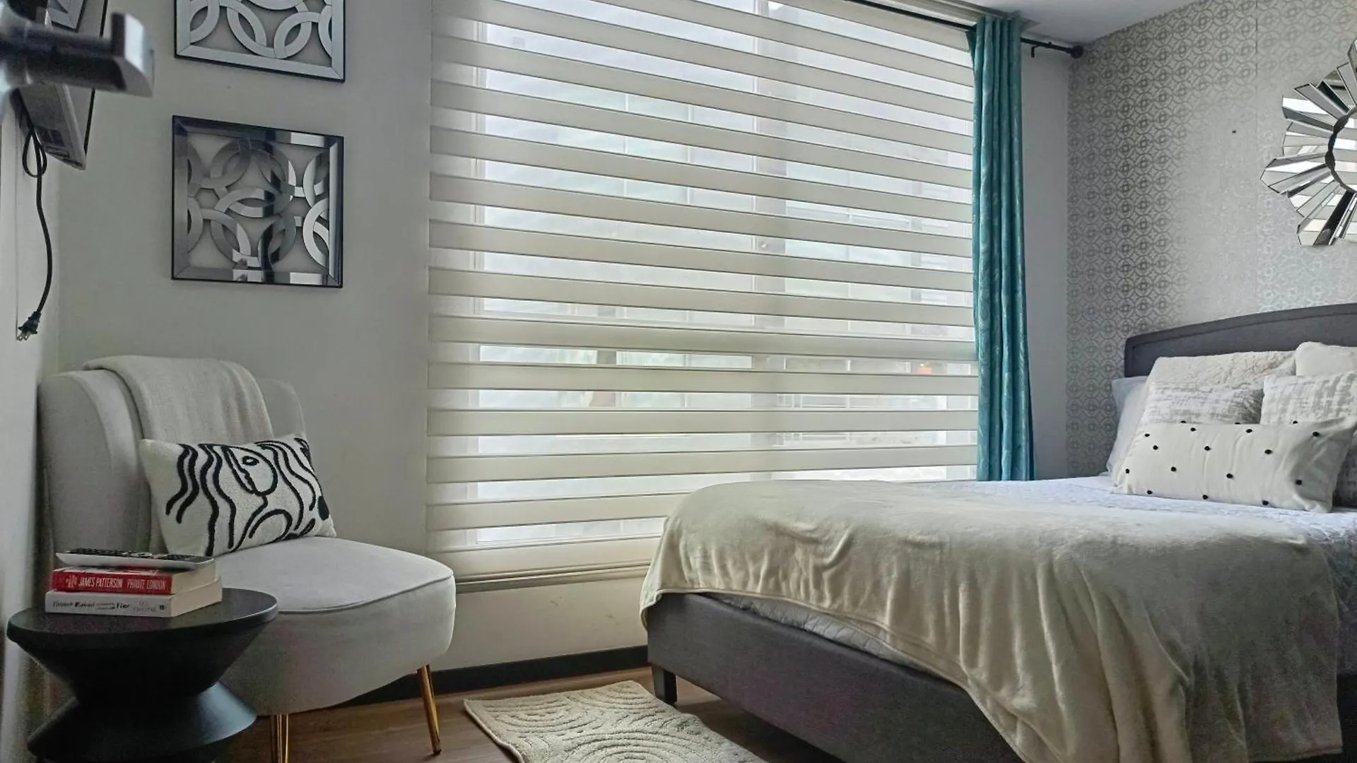 Like A Home With Balcony - 7Th Floor - Parking - Gym Quito Apartment