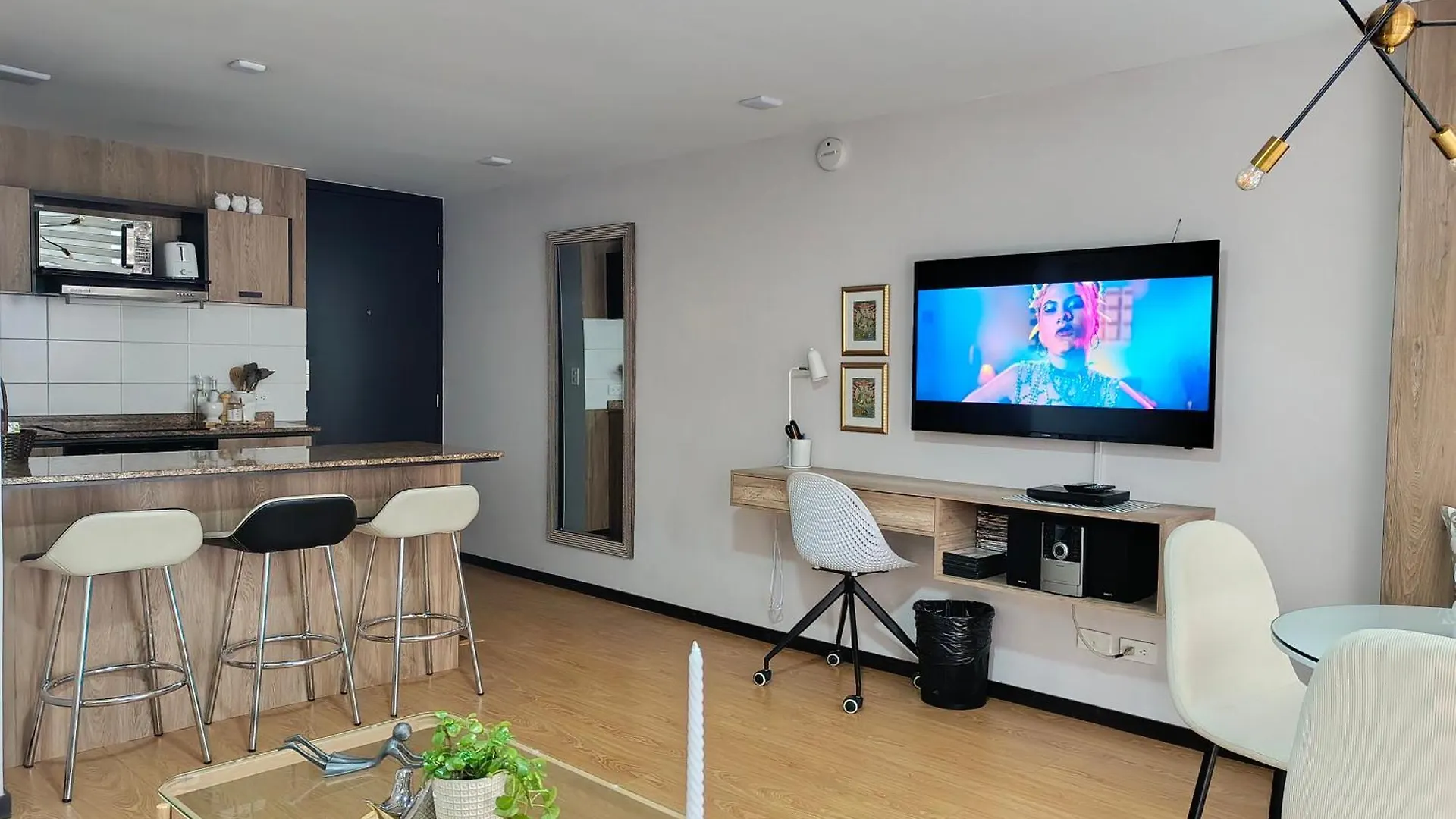 Like A Home With Balcony - 7Th Floor - Parking - Gym Quito Apartment